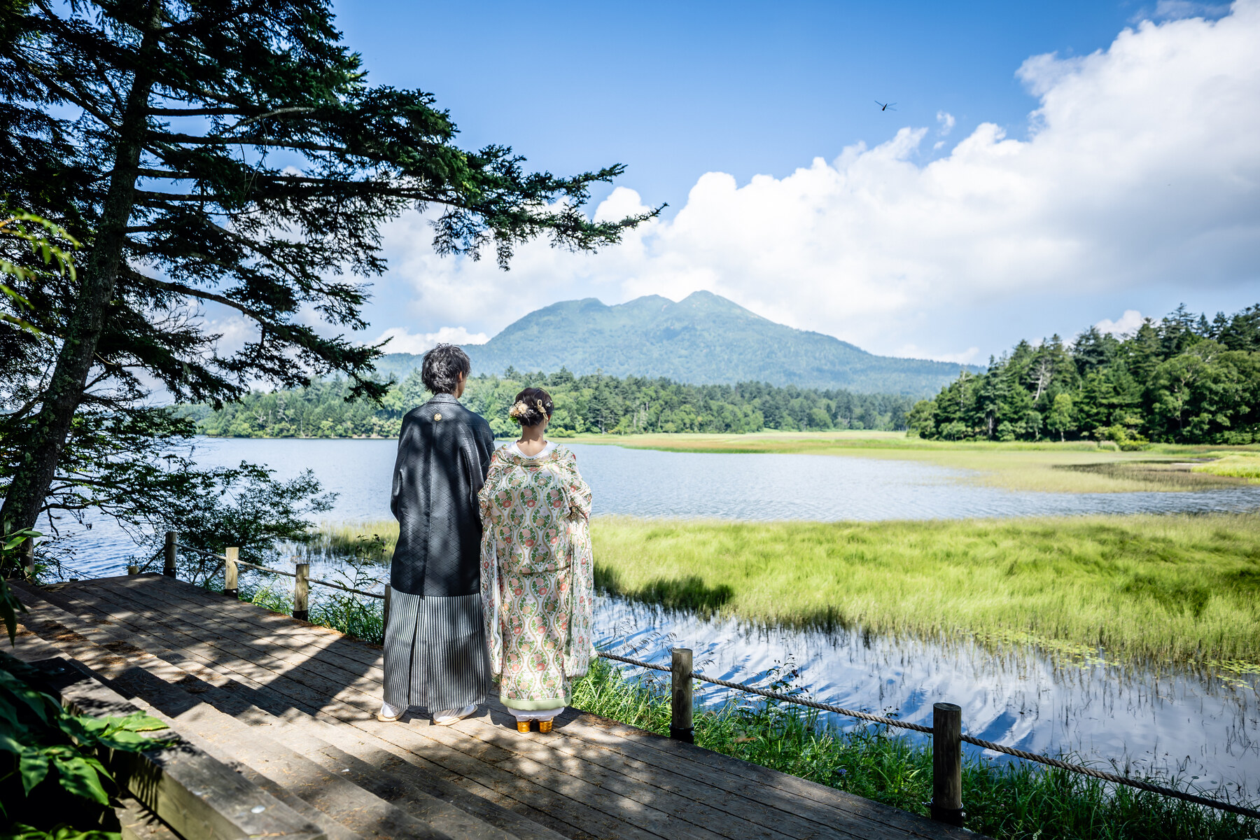 尾瀬の湖畔で山と湿原を背景に並ぶ和装のお二人